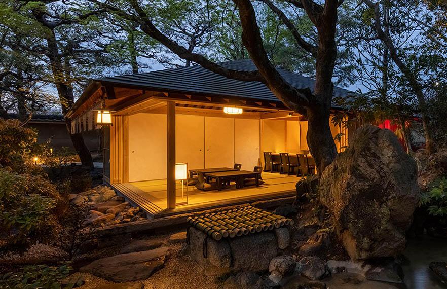 BAR / DETACHED HOUSE